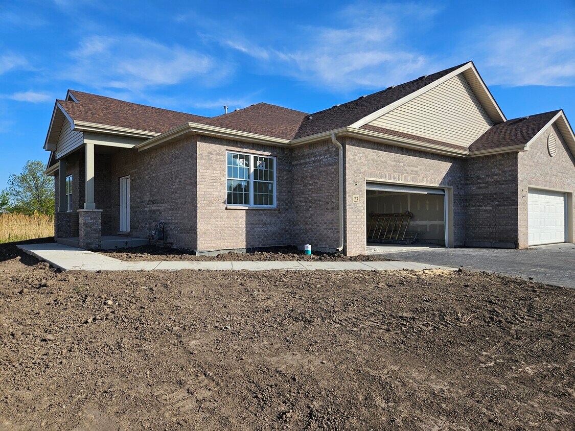 Foto principal - 31 Apollo Ct