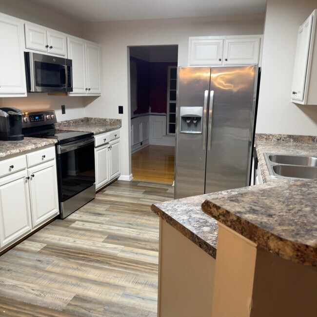 Kitchen - 424 W Abington Way