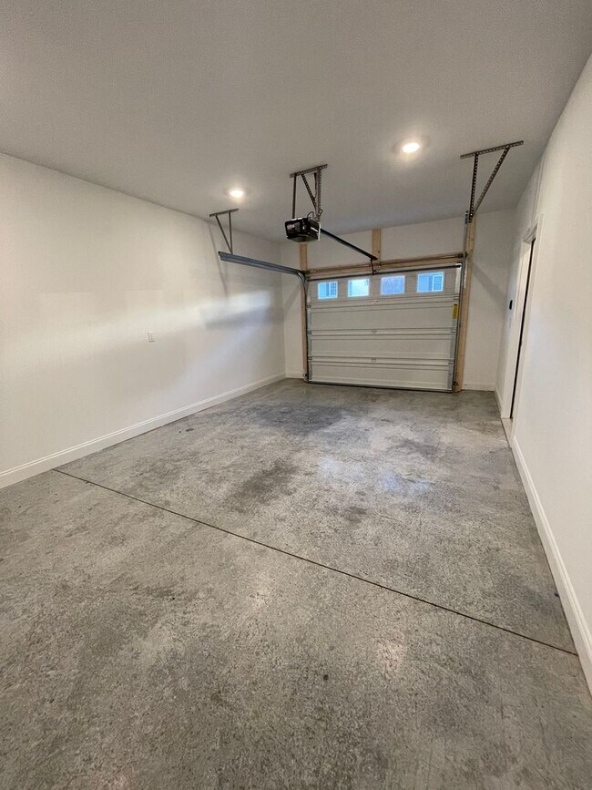 Foto del edificio - Like New End Unit Townhouse in Crescent Ridge