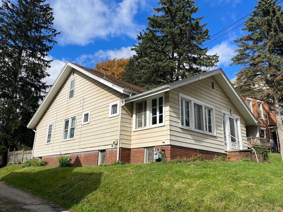 Building Photo - Three Bedroom Home