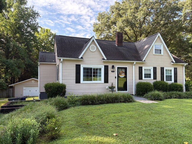 Building Photo - 3 Bedroom, 3 Bathroom House in Winston-Salem!