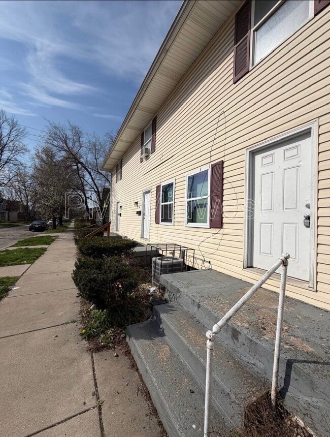Building Photo - 8 S Bradley Ave