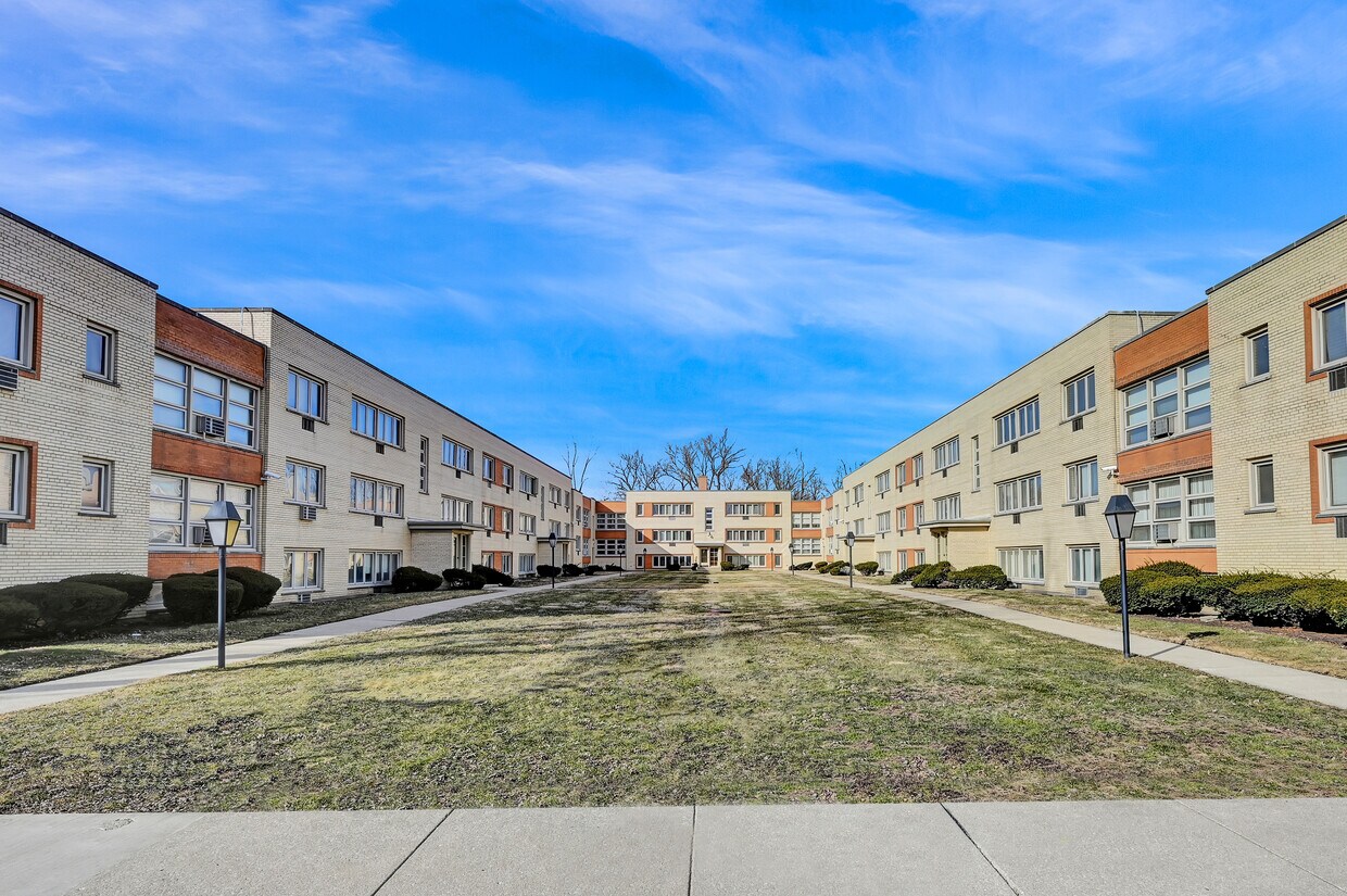 Foto principal - 1822-38 W 107th St.