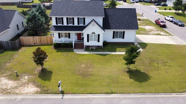 Building Photo - 4 Bedrooms in Sought After Neighborhood & ...