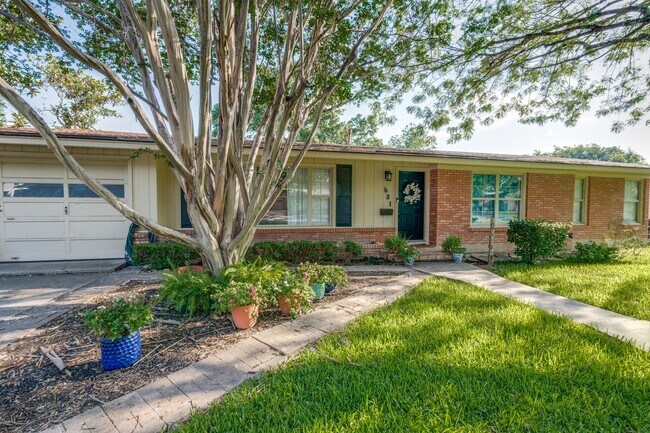 Building Photo - CHARMING 3-BEDROOM HOME IN NORTHWOOD