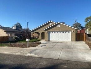 Building Photo - 409 E 9th St