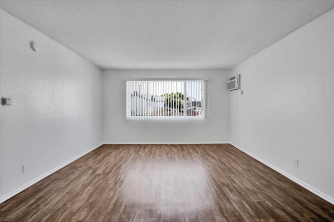 Building Photo - 771 Newport Ave