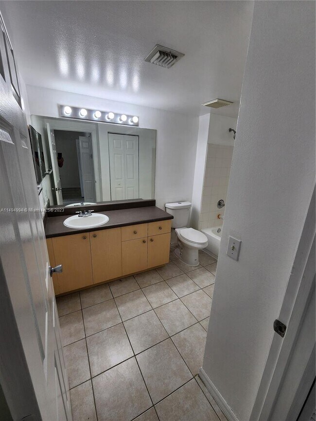 Foto del edificio - 2421 Centergate Dr