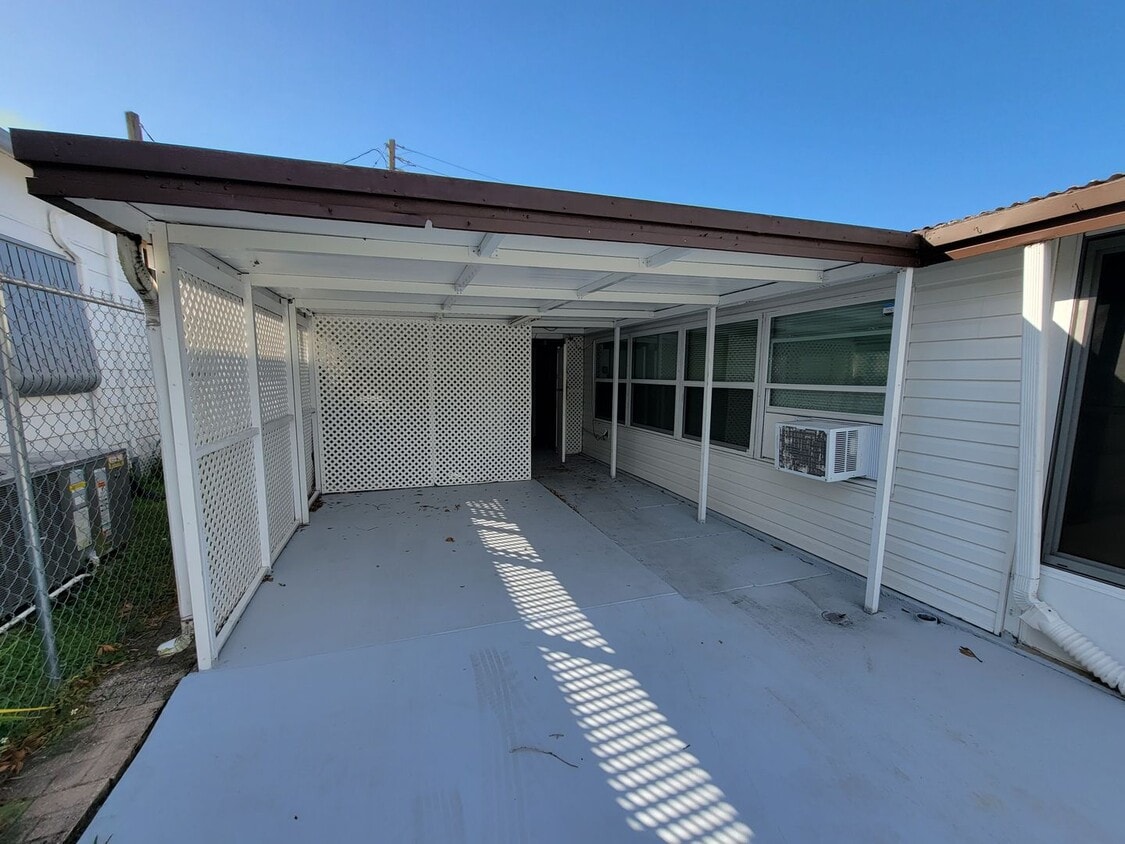Photo - 910 51st Avenue Plaza W