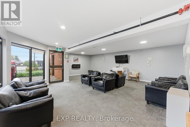 Building Photo - 2526 Laurier St