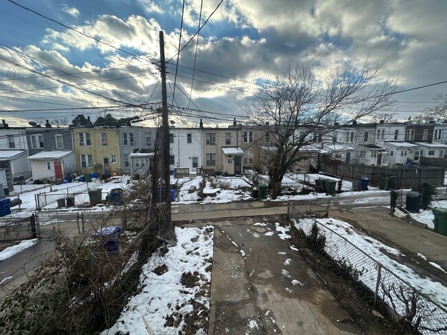 Building Photo - Fully renovated three bedroom house