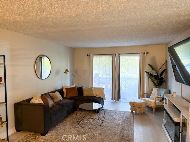 Foto del edificio - 23515 Lyons Ave