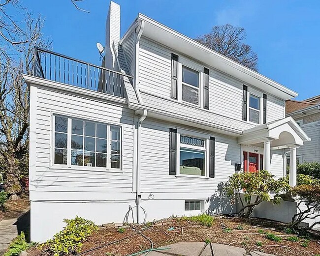Foto del edificio - Amazing Colonial House in Sullivan's Gulch...