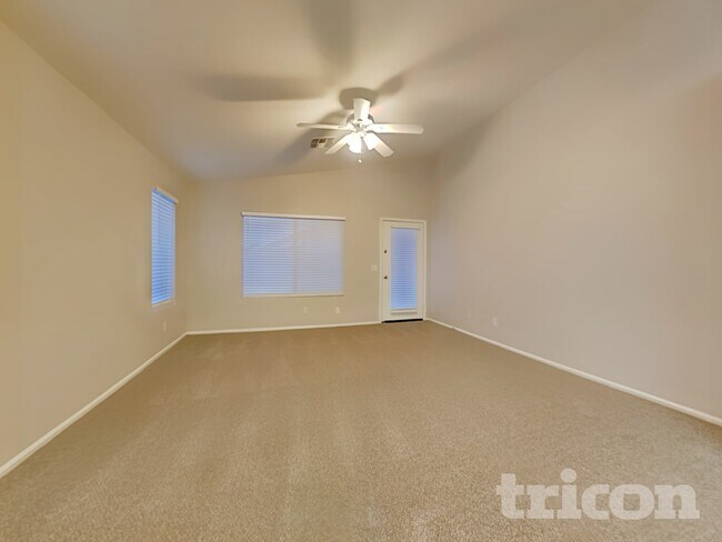 Foto del edificio - 15833 W Moreland St