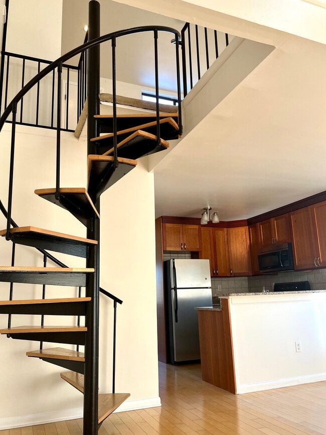 Building Photo - 212 W Ridge Mews