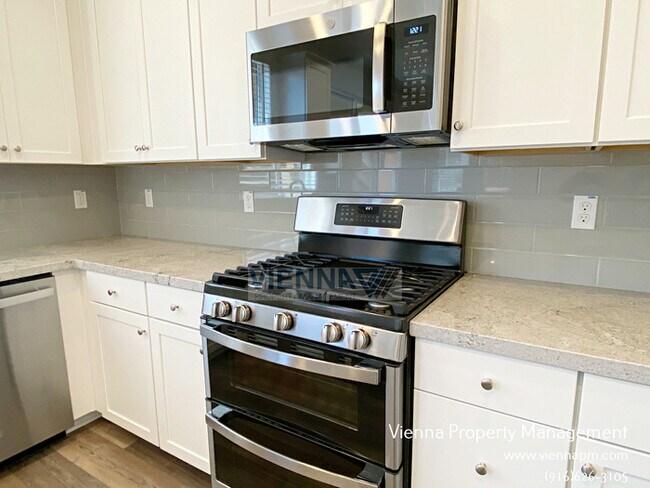 Building Photo - 416 Castle Peak Ct