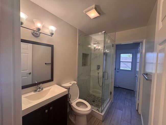 Building Photo - Charming RE-MODELED 3 bed / 2 bath home