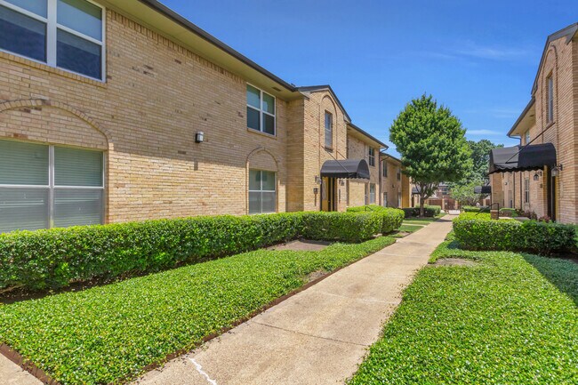 Foto del edificio - 5829 Sandhurst Ln