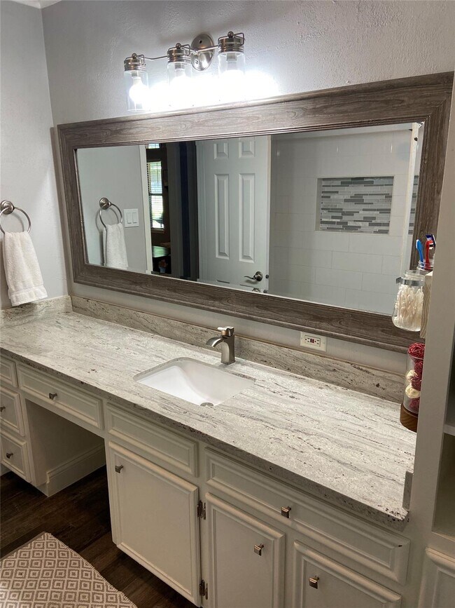 Foto del edificio - 310 Rosebud Dr