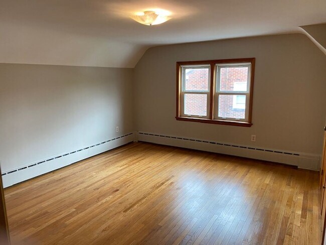Building Photo - Single family house ~ 3 bedrooms, 1.5 bath...