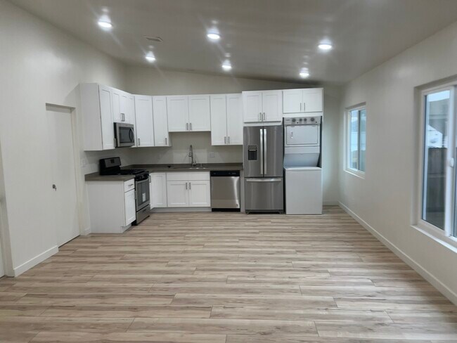 Building Photo - 2444 Chelsea Pl