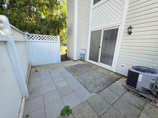 Foto del edificio - 338 Bunker Hill Cir