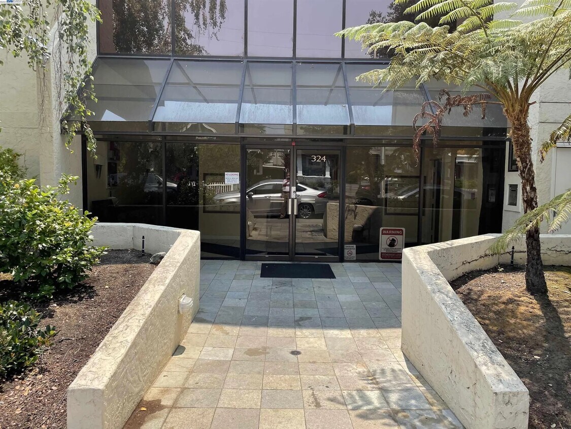 Building Photo - 324 Catalpa St