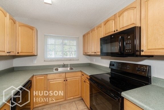 Building Photo - 827 Du Bois Ave SE