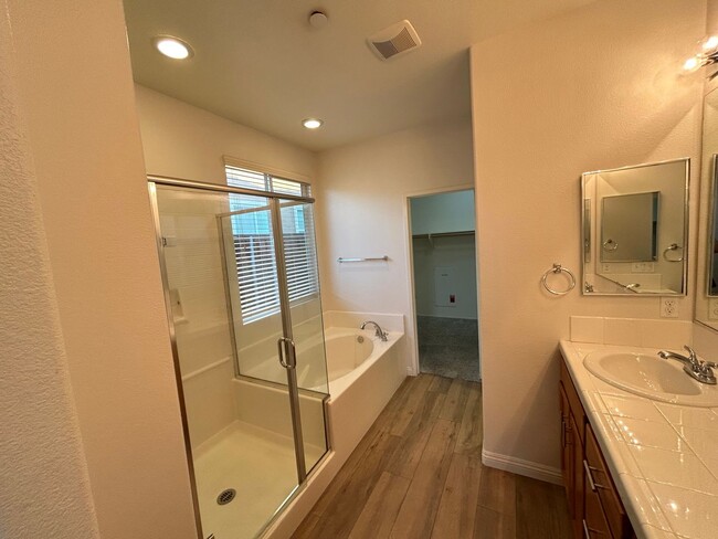 Building Photo - Beautiful Upgraded 4 Bedroom in Gated Comm...