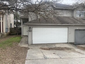 Building Photo - 826-828-828 Sagewood Trail