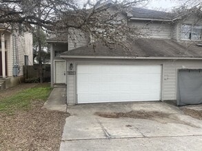 Building Photo - 826-828-828 Sagewood Trail