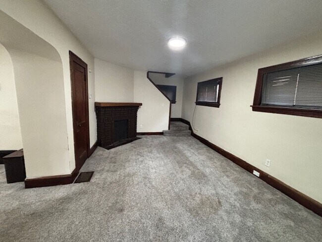 Building Photo - Charming 3-Bedroom Property in Prime Location