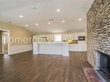 Foto del edificio - 303 Lakeway Drive