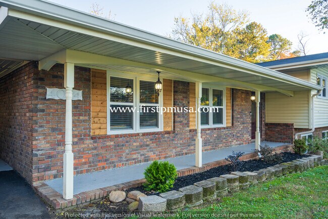 Building Photo - Large Brick Ranch Home