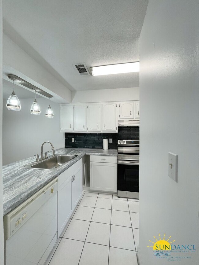 Building Photo - Lovely 2 Story end unit Townhouse in Fort Walton!