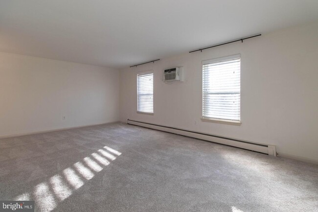 Building Photo - 319 Walnut Ct Way