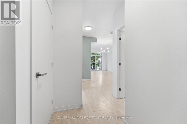 Photo du bâtiment - 223 St Clair Ave W