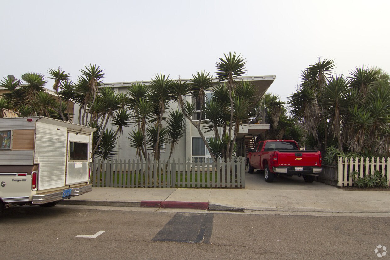 Primary Photo - 137 Evergreen Ave