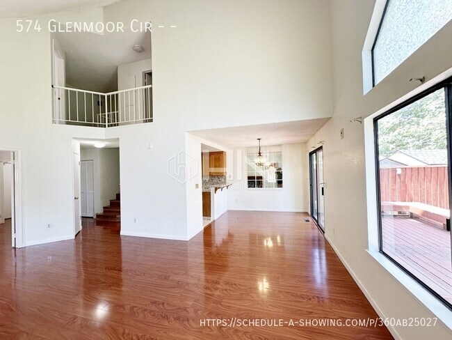 Foto del edificio - 574 Glenmoor Cir