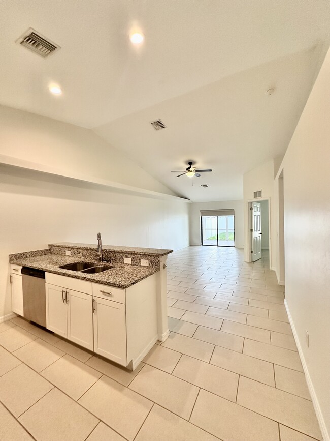 Building Photo - 1818 SW 15th Pl