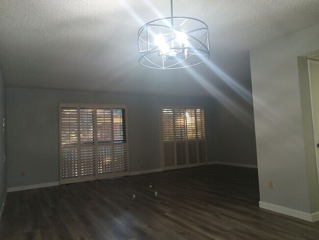 Foto del edificio - Desirable Two-Story Condo in the North East