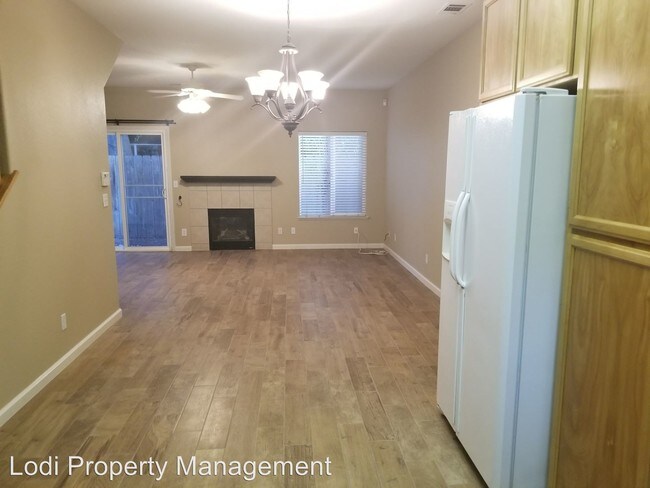 Building Photo - 3 br, 2.5 bath House - 1311 Lilac St