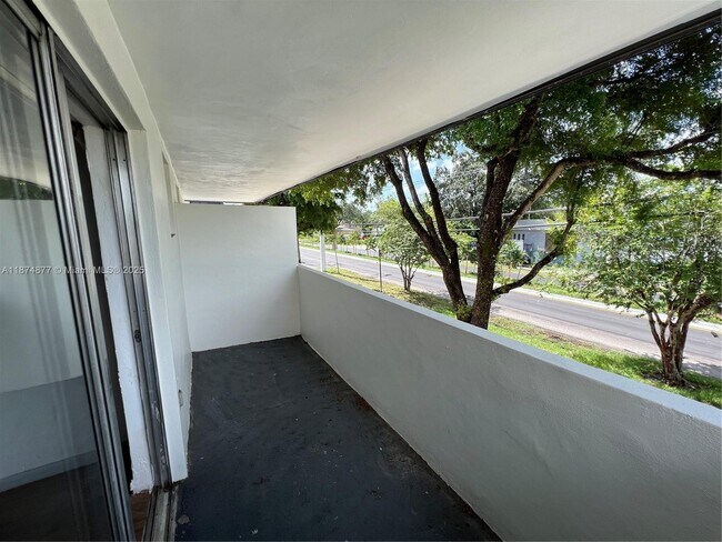 Foto del edificio - 465 S Royal Poinciana Blvd