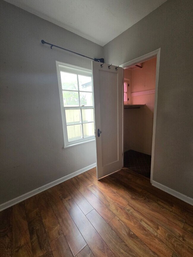 Building Photo - Large 3 BRs 1 Ba or extra living room, All...