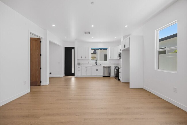Building Photo - 7649 Melvin Ave