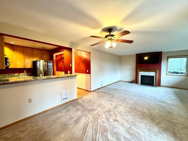 Foto del edificio - In town Kingston, walking distance to the Seattle and Edmonds ferry, main floor condo
