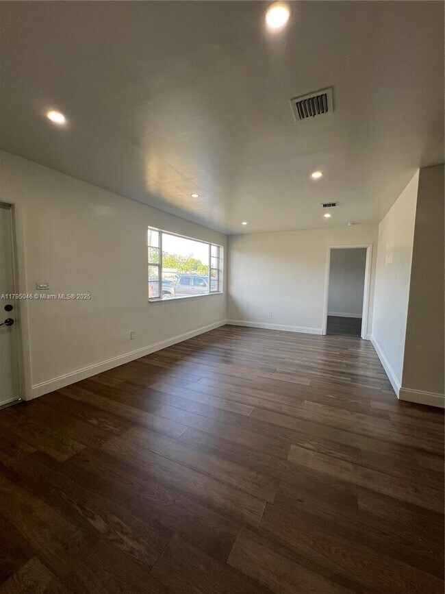 Foto del edificio - 770 NW 179th St