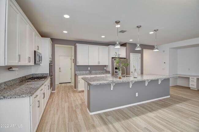 Building Photo - 8529 W Fleetwood Ln