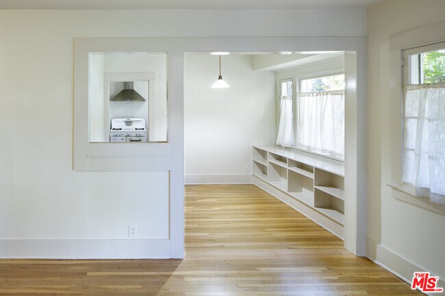 Foto del edificio - 759 N Edinburgh Ave