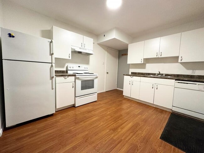 Building Photo - 3 bedroom in Kitimat BC V8C 1W3
